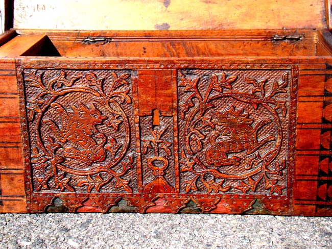 A rare 17th century cedarwood box with carved lions, possibly Italian, circa 1600-1650 — image 2